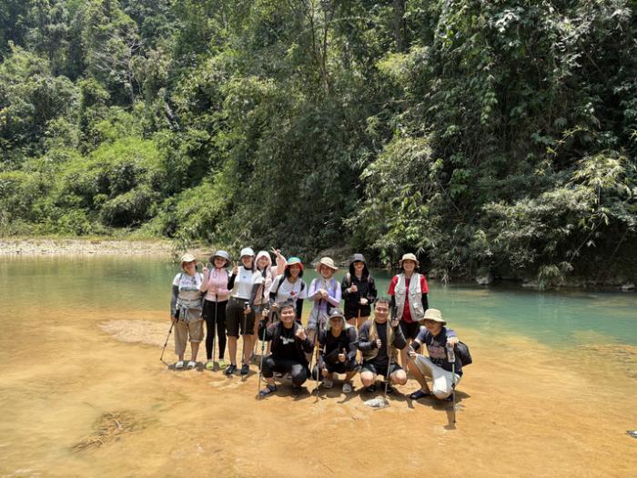 Trekking tắm suối ở Đambri Đoàn khách đi suối ở Đambri