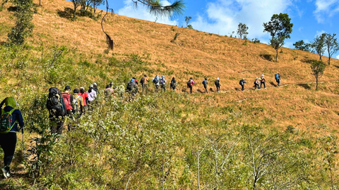 Trekking m&ugrave;a cỏ ch&aacute;y ở T&agrave; Năng-Phan Dũng