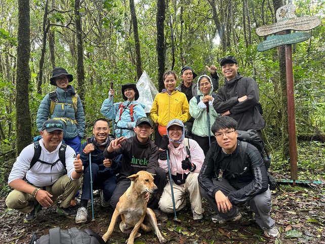 Đoàn trekking trên đường lên đỉnh