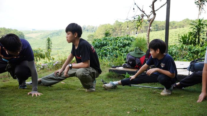 Khởi động kĩ trước khi đi trek v&agrave;o m&ugrave;a mưa