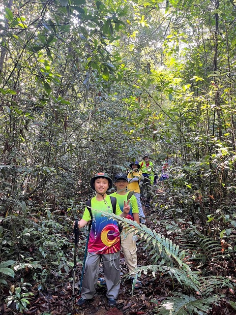 C&aacute;c b&eacute; đi trekking ở B'l&aacute;