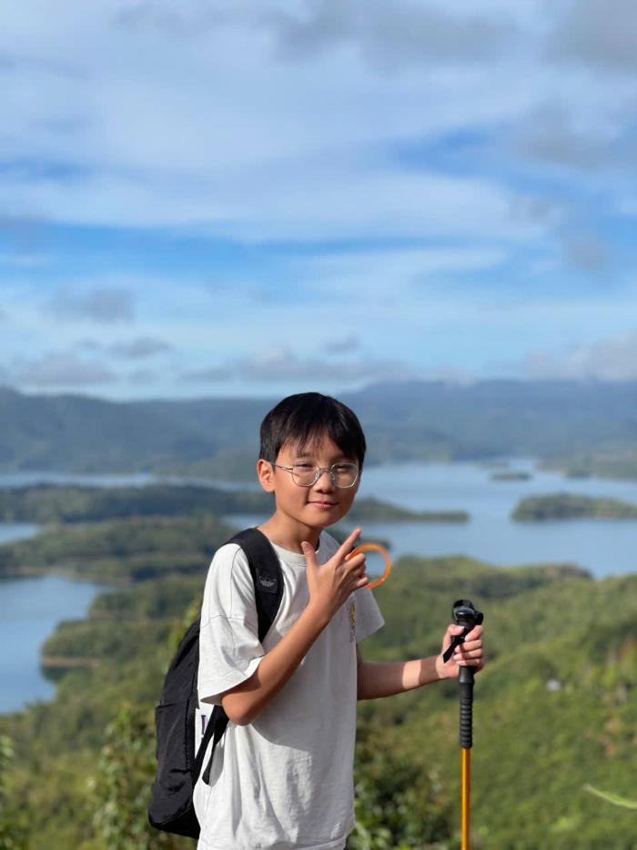 Cậu b&eacute; checkin tại t&agrave; đ&ugrave;ng