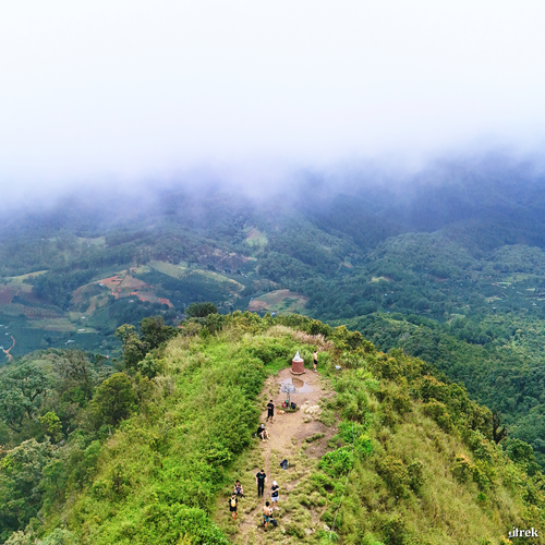 Tr&ecirc;n đỉnh trekking.png