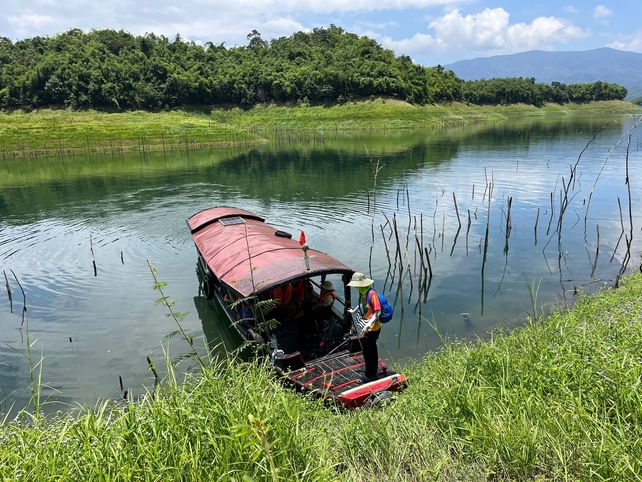 Đi thuyền ở hồ Tà Đùng