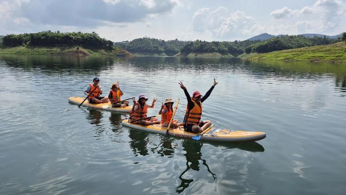 Chèo thuyền SUP giữa rừng
