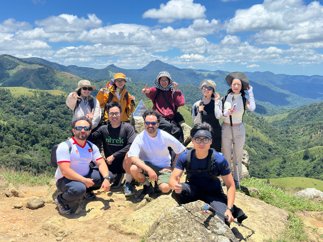 Trekking Tà Năng Phan Dũng.jpg Đoàn trekking Tà Năng Phan Dũng trên đỉnh đồi.jpg