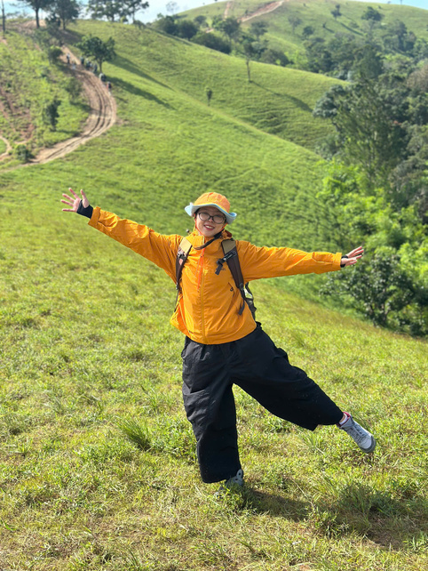 Trekking Tà Năng Phan Dũng.jpg Trekking giữa đồi cỏ xanh Tà Năng Phan Dũng.jpg
