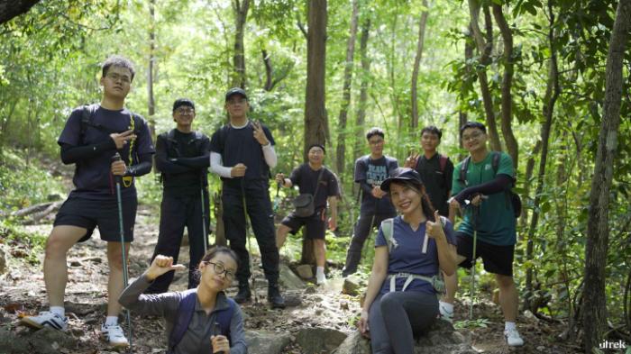 Nhóm bạn trẻ tham gia trekking tại núi Dinh - Itrek Nhóm bạn trẻ tham gia trekking tại núi Dinh - Itrek